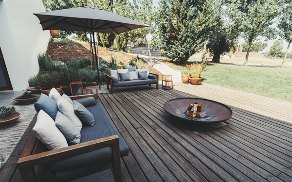 Composite vs Wood Decks for Minnesota Winters